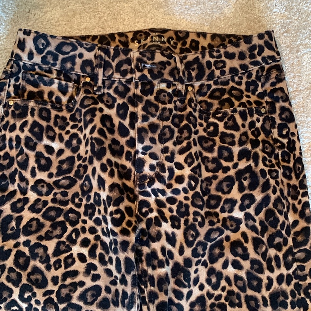Very cute leopard print skinny jeans.